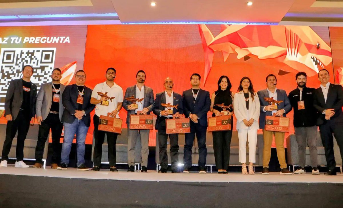 SergioLealVinte's tweet photo. ¡En Grupo @Vinte_Mx  valoramos la cercanía con los jóvenes!

Estuvimos presentes en el “Encuentro de jóvenes de Sonora para el mundo” realizado por @COPARMEXSON  en donde participó @AuroraGLP directora de nuestra empresa hermana @DerexDR

#Vinte #Derex #Coparmex https://t.co/9EBrYnQLQ0