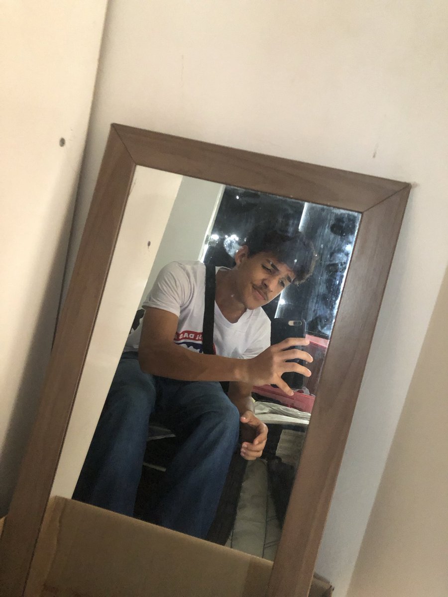 cequatrivis's tweet photo. quarto estupefadamente bagunçado pós coeeb + camisa da uees gente eu to amando isso pqp https://t.co/5Qr4OuC4Dp