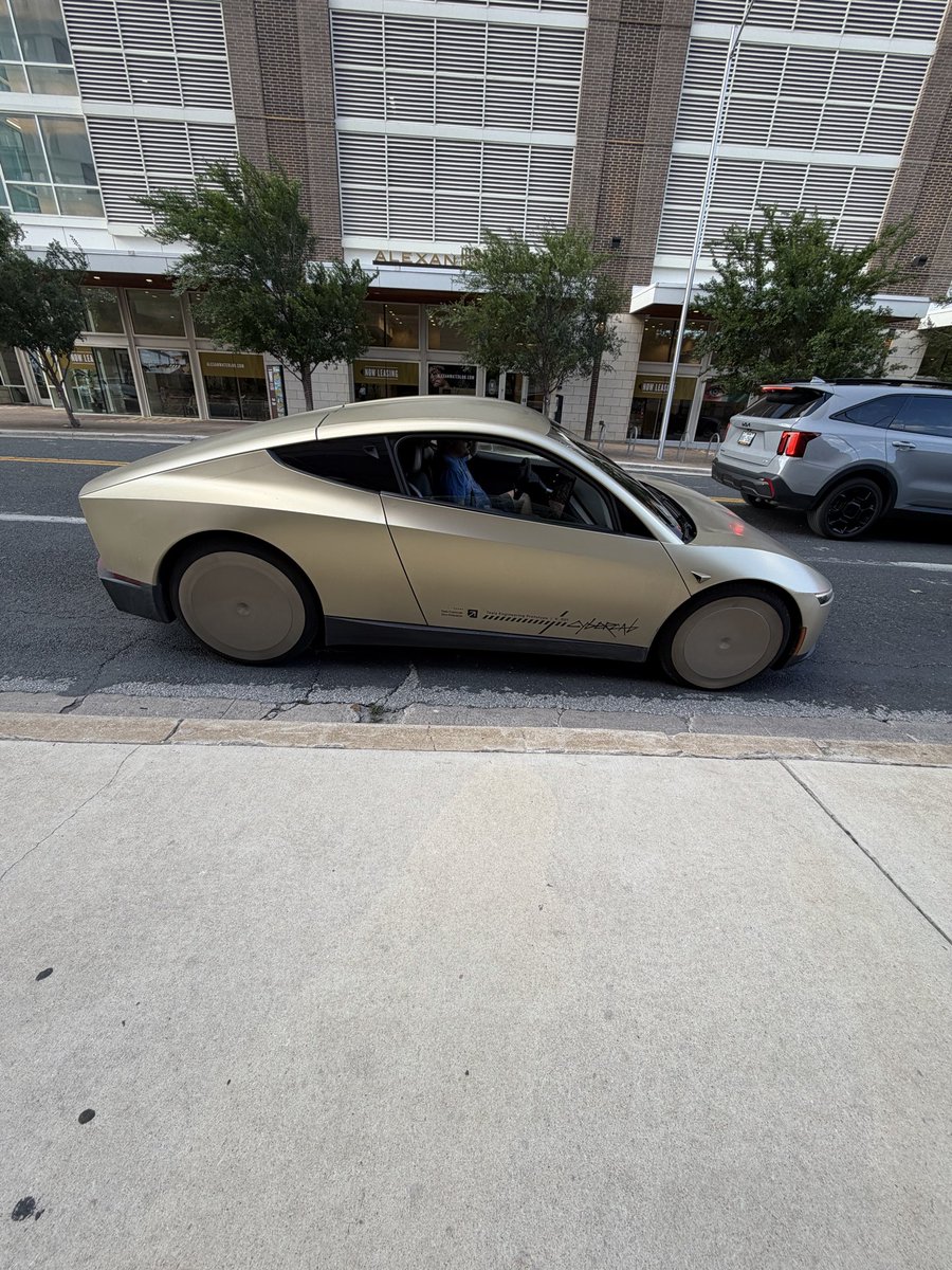 ScottSprouse1's tweet photo. @Teslarati Also saw this little beauty. https://t.co/JCOkRZvwuK