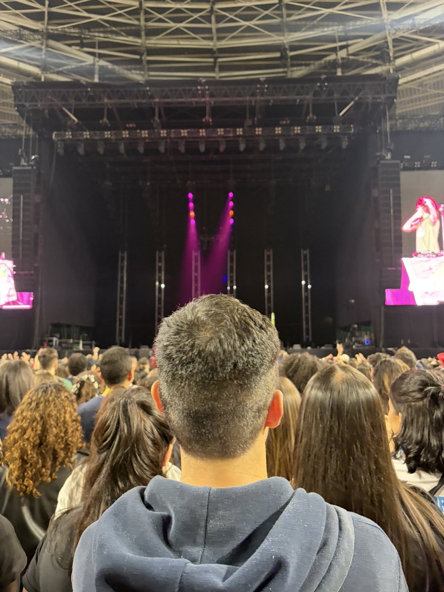 jobrosacervo's tweet photo. gente vamo parar de trazer os namorados altos por favor eu imploro e olha que eu sou mais alta que o nick jonas https://t.co/fnXgpXACkD