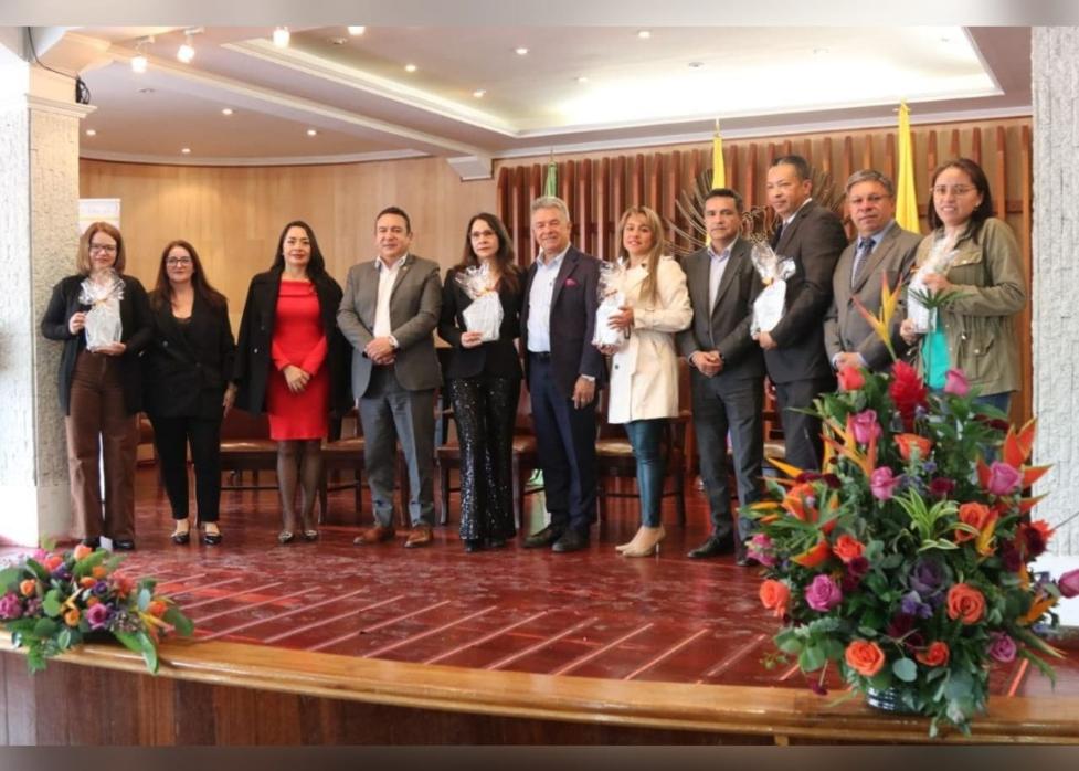 UPTCoficial's tweet photo. 🎯 #NoticiasUPTC | #FESAD entregó reconocimientos a investigadores y exaltó a las directivas de la #UPTC 💪 🎖️
Conoce más 🖱️👇
https://t.co/bP6nPtVcvb https://t.co/ALwKTsUsc3