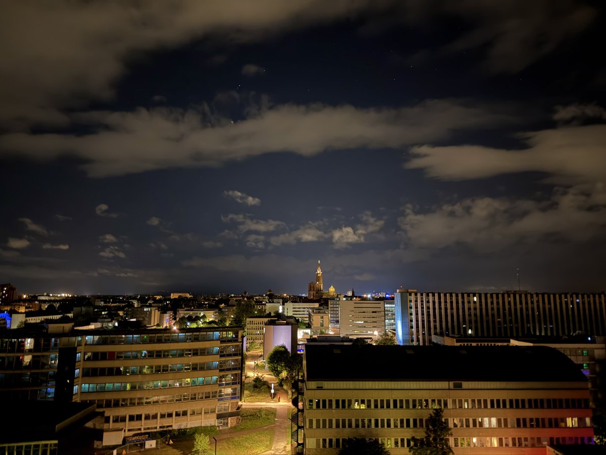 waltercolor's tweet photo. Les vibrations du ciel ce soir au-dessus de Strasbourg. https://t.co/UUU22X2acE