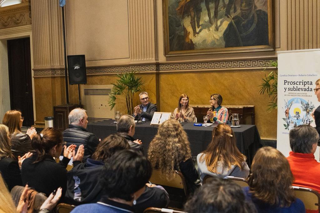 guzzoviviana's tweet photo. Con mucha alegría participamos de la presentación de Proscripta y sublevada junto a Cynthia Ottaviano y Roberto Caballero. 

Un libro para pensar nuestra historia y reafirmar que, pese a toda proscripción, el pueblo siempre vuelve a levantarse. https://t.co/7tYRtrwgvK