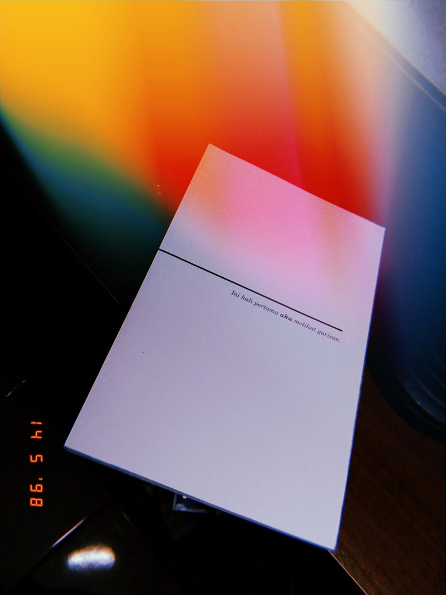 LangitOfficial's tweet photo. untuk kamu yg pernah merasa terlalu banyak diam dan sulit menjelaskan perasaan atau hanya ingin ditemani kata-kata. 

Buku ini mungkin sedang mencarimu.

 Ini Kali Pertama Aku Melihat Garisan
Petak Daud
Puisi

https://t.co/o1AU6OtKJH 
https://t.co/hmfz2WhHvD

Boleh pm &amp; dm juga https://t.co/v4VbUFFnAu