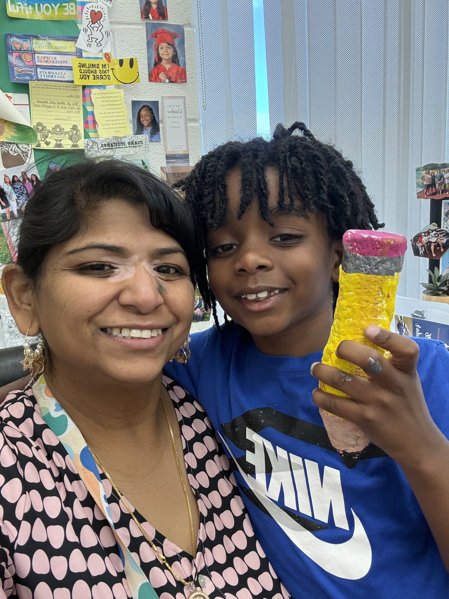 RobynWhiteHCS's tweet photo. This year is coming to an end and this is one of my fav pics! Ms. Dey is a blessing and truly has a heart for children. My child has someone in his school that he feels cares for him and that person is Ms. Dey! Thank you for supporting his artistic growth! You are appreciated! https://t.co/vkmKS8Gqhm