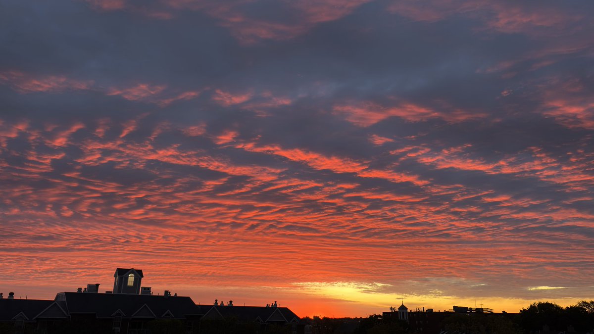 ChelseaScanner's tweet photo. Sunrise 🌅 pictures from this morning… 
( 📸 ~ @insurance1067 ) 
#ChelseaMA https://t.co/9nlixVzhLU