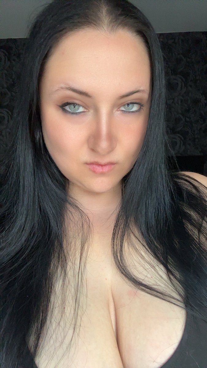 MissApocalypti1's tweet photo. Nachts bist du besonders schwach 🥵🔥

Nicht wahr!? 

#findom https://t.co/NvSBssmEA4