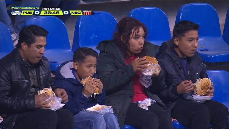 greghr_'s tweet photo. @OmarVV9 Villa Villa 
Venden cemitas? https://t.co/HrTzDknhta
