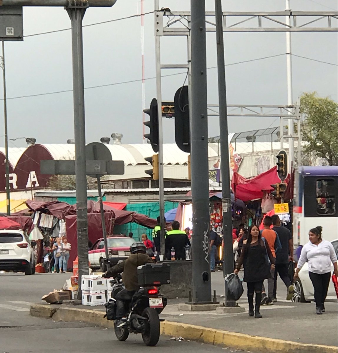 Jonhkury's tweet photo. Motocicletas circulando en sentido contrario (dirección aeropuerto) sobre fray Servando Teresa Mier al cruce con circunvalación esto en el centro histórico los oficiales presente parece estar en su celular 
@UCS_GCDMX https://t.co/K9Qrh8YTG0