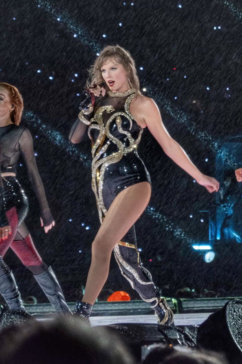 bl13swifted's tweet photo. The most magical surprise in the eras tour https://t.co/zBZVe1fGVc