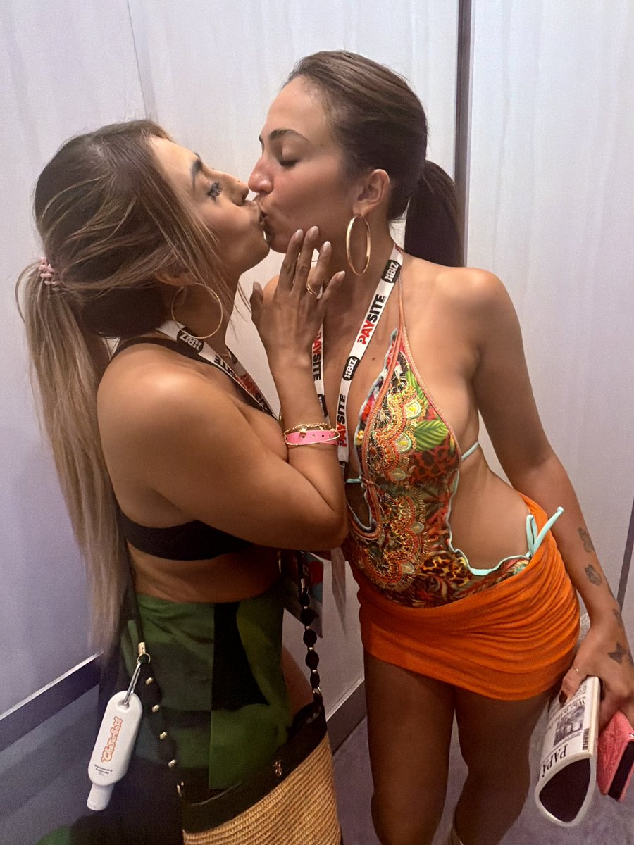 luna_Colombiana's tweet photo. On my way to the award show with my sexy cubana @themiraluv 💃I’ll update soon babes https://t.co/zflOfYJVqe