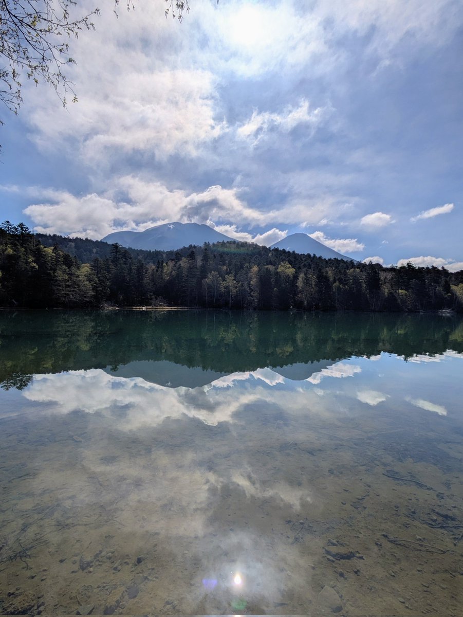 junrensui's tweet photo. おはようございます。今朝のオンネトーは風もなく、湖面が鏡のように澄み渡っていて、本当に綺麗です。

#北海道
#オンネトー https://t.co/8iVpHlAS90