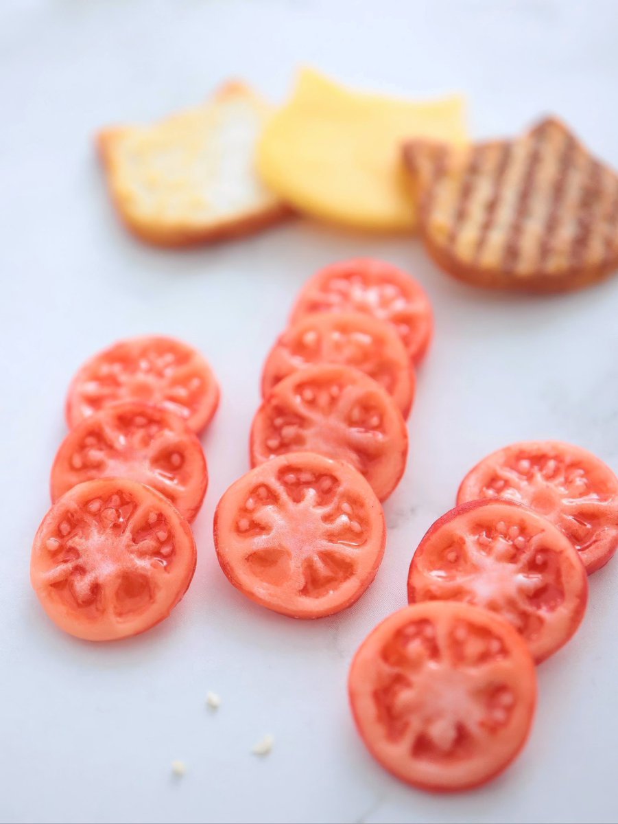minimaru_mini's tweet photo. ねこサンド用のトマトを制作しました🍅🐾

ほとんど見えなくなる部分ですが、極小のタネも入れてみずみずしく☺️
後ろのねこパンに挟んで完成予定です♪ https://t.co/3qxVBGVDk7