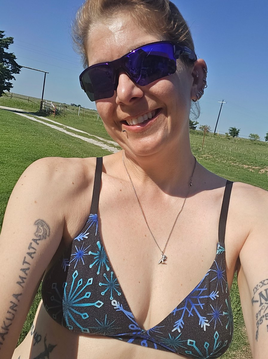 HeyHey940's tweet photo. Guarantee I wont get half the likes or shares because I have clothes on, but this is me when the weather is nice.  I work out and walk 5 miles on my country property in the evenings. https://t.co/QsF0doVn7x