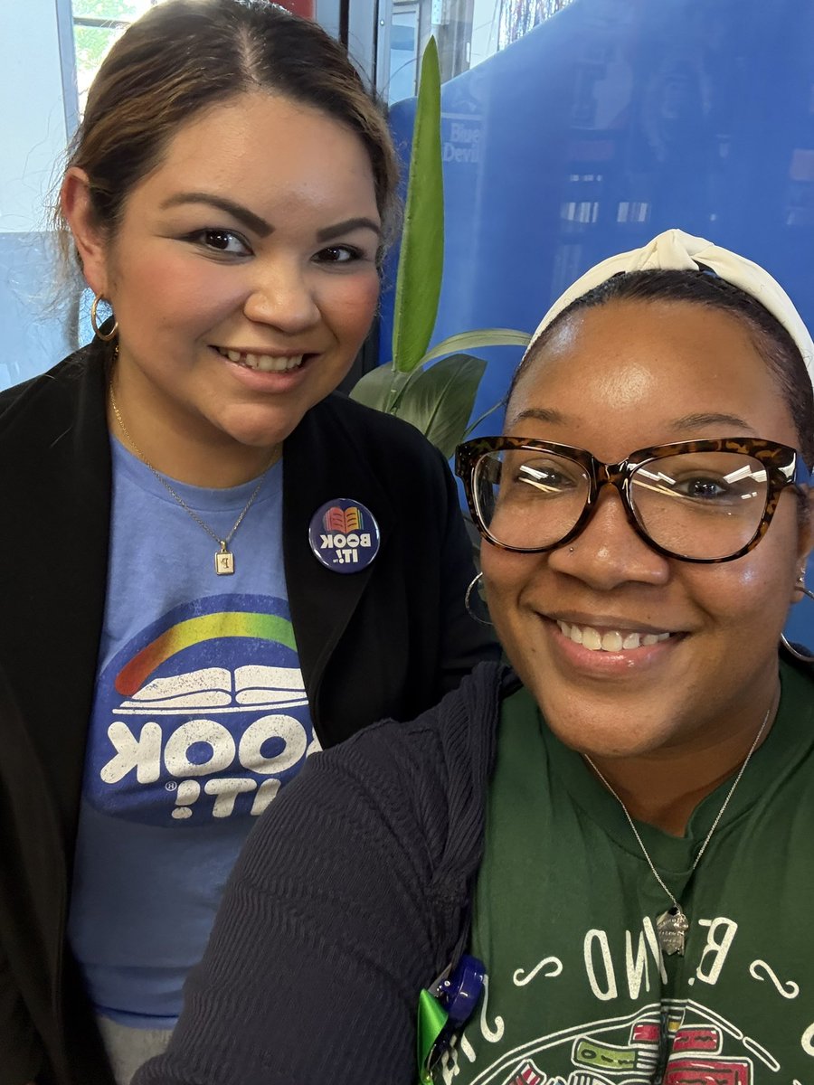 MsWMediaSpec's tweet photo. What a pleasant surprise to see @IrishLatina09 walking in as I closed the school day! So proud of the service, dedication, and commitment she has to seeing students and educators thrive in DISD! H.Grady Spruce HS alumni…we are out here working hard and representing well! ☺️ https://t.co/HPQVZKiQgF