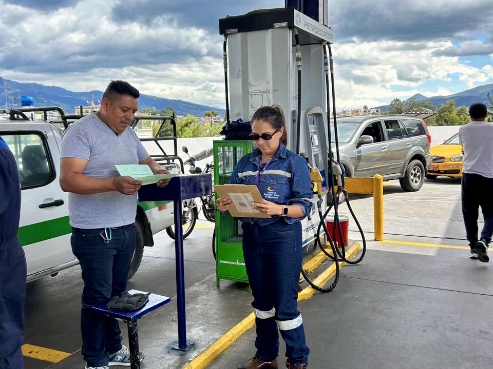 ARCH_Ec's tweet photo. ✅#ARCHControla

Estamos en todo el territorio para garantizar el abastecimiento. 

Si conoces de alguna irregularidad denuncia a través de nuestros canales 1800 (LOJUSTO) 565-878 o al WhatsApp 0996333878 https://t.co/Dikmqn9CGr