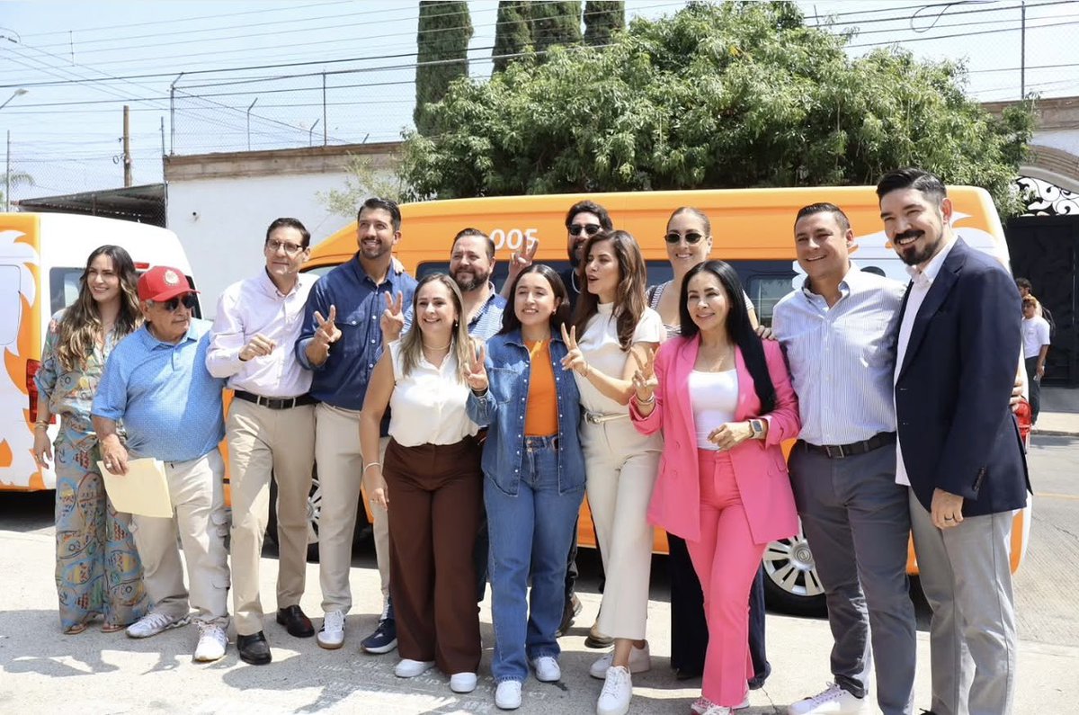 anaroblesgdl's tweet photo. Profundamente emocionada de ver hecha realidad una demanda de vecinas y vecinos de Huentitán y Lomas del Paraíso

Gracias al gobernador @PabloLemusN por escuchar y hacer posible este proyecto, y a nuestra presidenta @VeroDelgadilloG por gestionar Guadalajara Te Lleva. https://t.co/hrLoJmJh2N