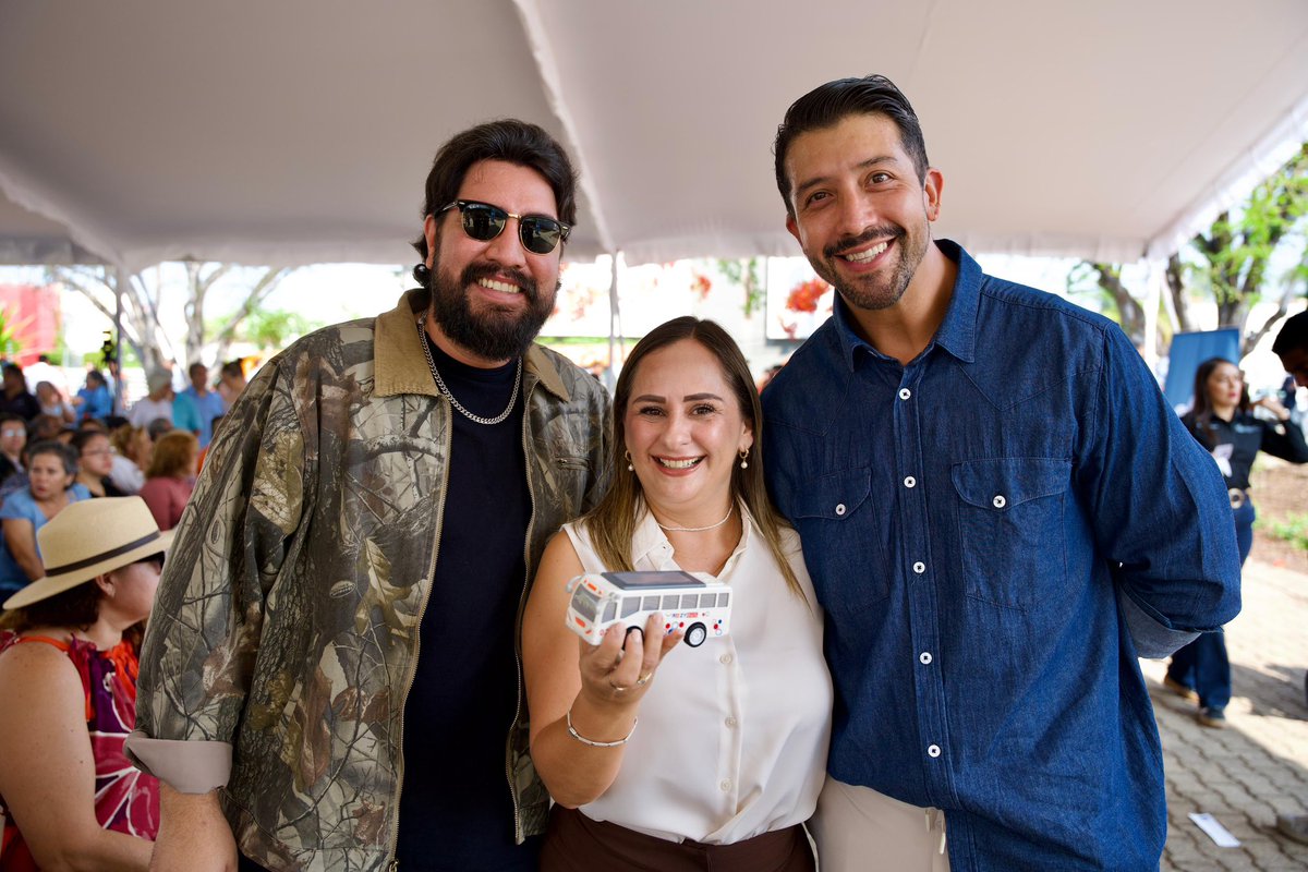 anaroblesgdl's tweet photo. Profundamente emocionada de ver hecha realidad una demanda de vecinas y vecinos de Huentitán y Lomas del Paraíso

Gracias al gobernador @PabloLemusN por escuchar y hacer posible este proyecto, y a nuestra presidenta @VeroDelgadilloG por gestionar Guadalajara Te Lleva. https://t.co/hrLoJmJh2N
