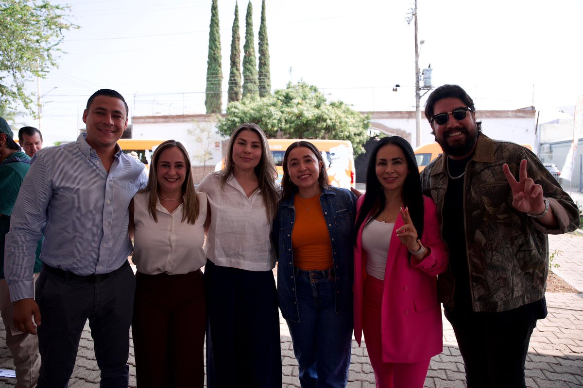 anaroblesgdl's tweet photo. Profundamente emocionada de ver hecha realidad una demanda de vecinas y vecinos de Huentitán y Lomas del Paraíso

Gracias al gobernador @PabloLemusN por escuchar y hacer posible este proyecto, y a nuestra presidenta @VeroDelgadilloG por gestionar Guadalajara Te Lleva. https://t.co/hrLoJmJh2N
