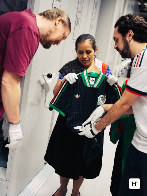 MerGarza's tweet photo. El Third kit de la selección mexicana es especial. Bordado por auténticas artesanas de la sierra norte de Puebla. Cada pieza tendrá un nombre de las artesanas que participaron. 

💚🤍❤️🥺 https://t.co/IpbF5FZTSV