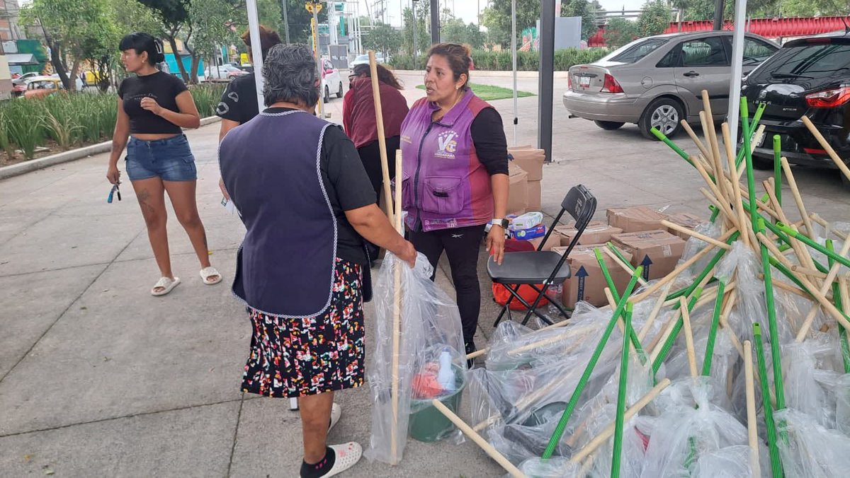 evelyn_parraA's tweet photo. El trabajo en #MiBellaVenus no se detiene. Además de las labores de limpieza, estamos recorriendo las zonas afectadas entregando kits de limpieza y despensas directamente en las manos de quienes más lo necesitan. https://t.co/RIJMi0s218