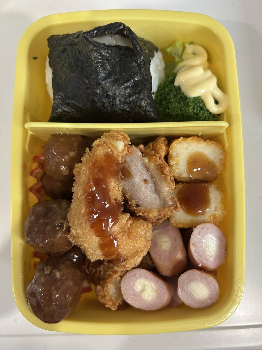 kmsilbf's tweet photo. お弁当
ツナマヨおにぎり
ブロッコリー
コロッケ
チーズウィンナー
唐揚げ
エビフライ
ミートボール https://t.co/aFmpLw3LZ8