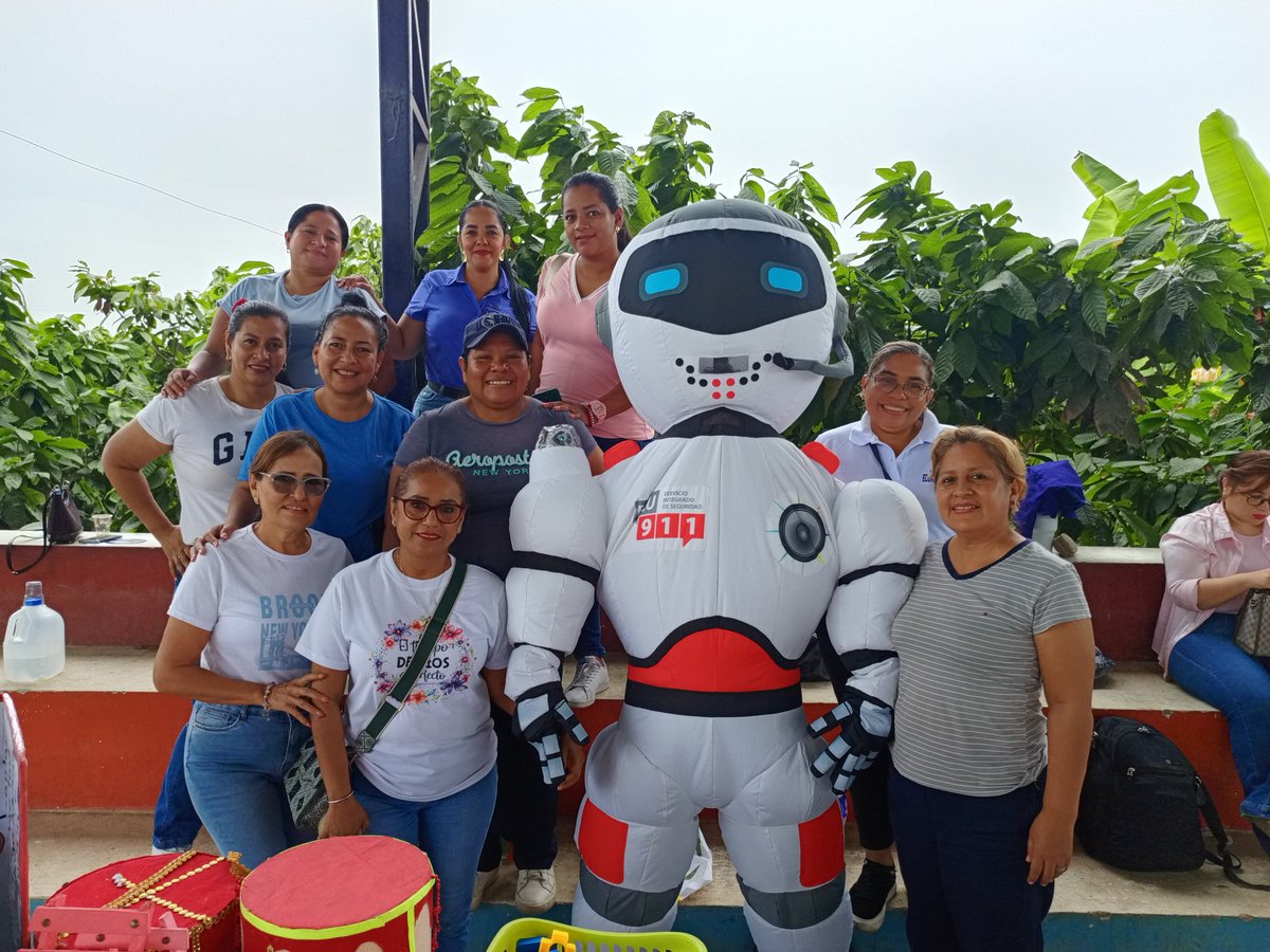 ecu911sambo's tweet photo. #LosRíos/ En el recinto La Irene del cantón Urdaneta, participamos de una brigada social liderada por @DHumanoEc.
Nuestro superhéroe #Ecutron enseñó a la comunidad información importante sobre como reportar una emergencia y el uso correcto de la #LíneaÚnicaParaEmergencias 9⃣1⃣1⃣.