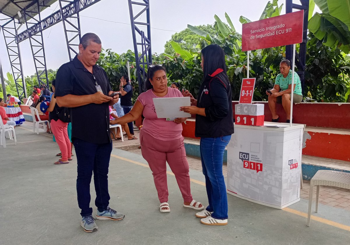 ecu911sambo's tweet photo. #LosRíos/ En el recinto La Irene del cantón Urdaneta, participamos de una brigada social liderada por @DHumanoEc.
Nuestro superhéroe #Ecutron enseñó a la comunidad información importante sobre como reportar una emergencia y el uso correcto de la #LíneaÚnicaParaEmergencias 9⃣1⃣1⃣.