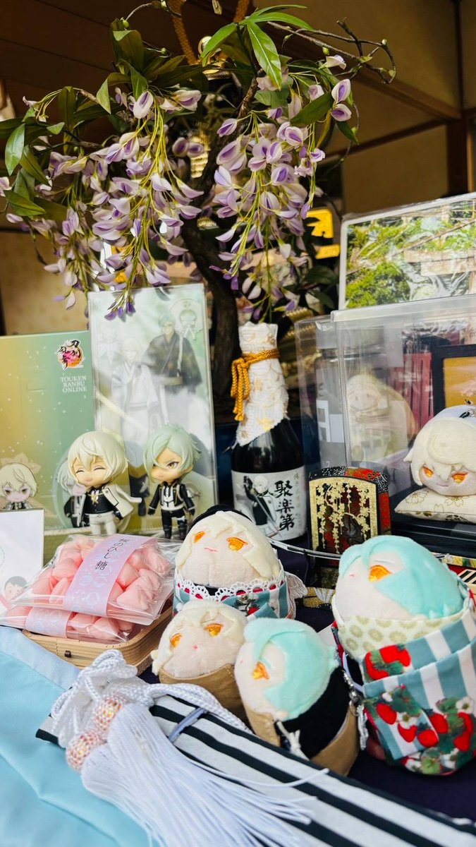 aitsuchi_staff's tweet photo. 5/1月次祭はまたまたまた雨模様であったにも関わらず、崇敬者様が飾って下さった立派な武者人形と共に、遠くは気仙沼や海外からの参拝者様もお迎え出来たことは大変嬉しいひとときでございました✨

次回5/15の最高気温予想は28℃！神社までの道中は日陰が少ないので日傘などご準備下さいませ～🌞 https://t.co/Hc1oCN7kZv