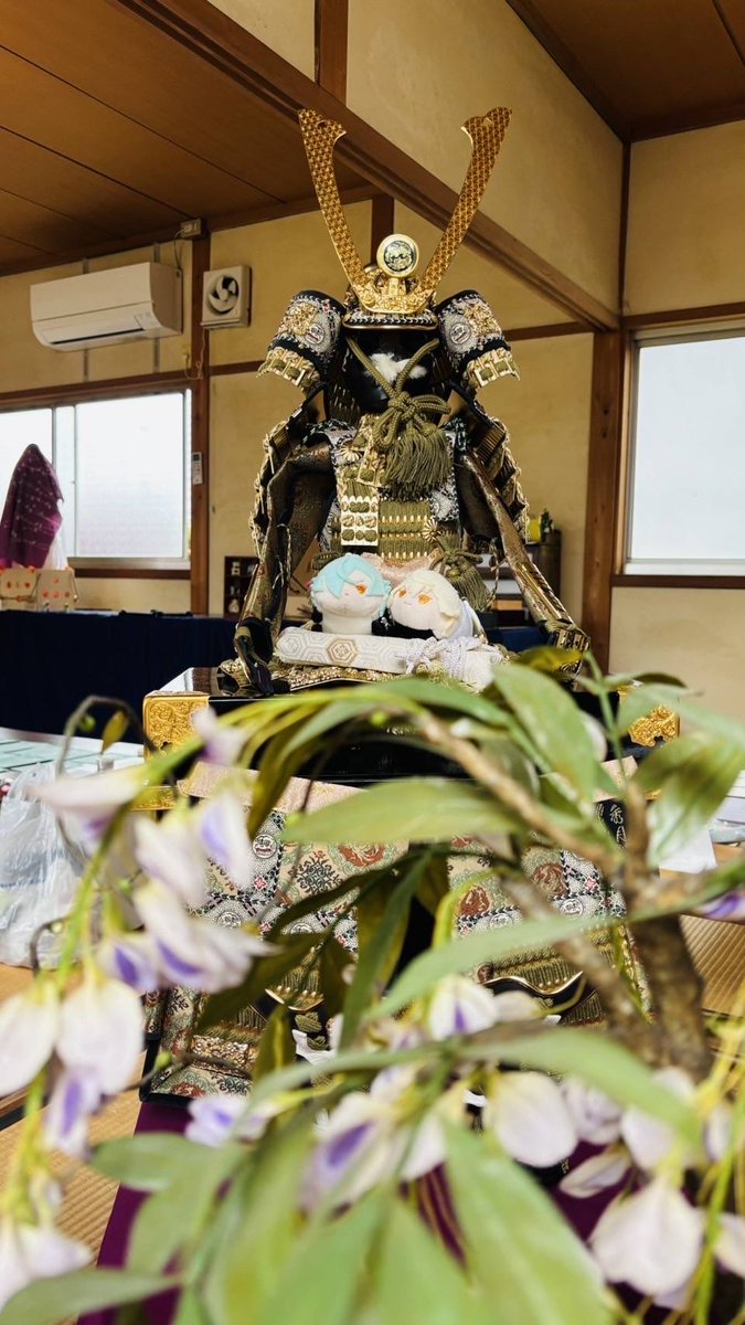 aitsuchi_staff's tweet photo. 5/1月次祭はまたまたまた雨模様であったにも関わらず、崇敬者様が飾って下さった立派な武者人形と共に、遠くは気仙沼や海外からの参拝者様もお迎え出来たことは大変嬉しいひとときでございました✨

次回5/15の最高気温予想は28℃！神社までの道中は日陰が少ないので日傘などご準備下さいませ～🌞 https://t.co/Hc1oCN7kZv