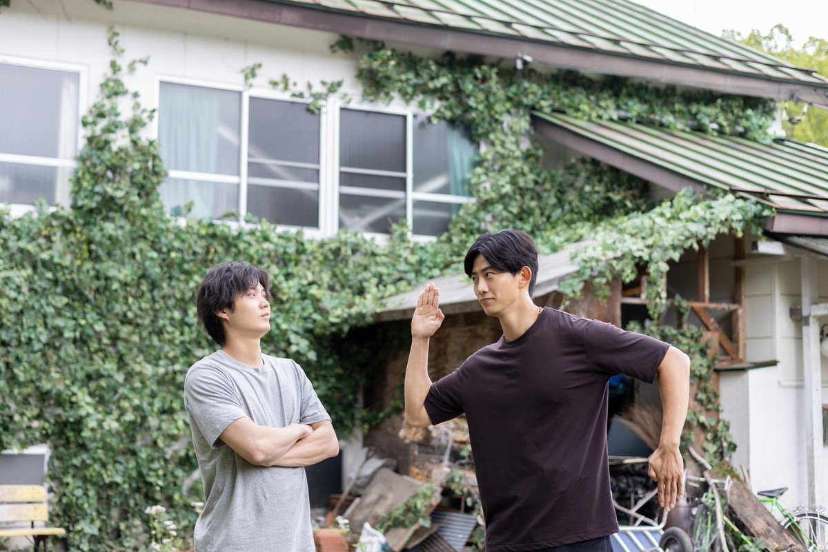 Team_Taec's tweet photo. 【netflixjp IG】

磯村勇斗×オク・テギョン W主演
Netflixシリーズ
『ソウルメイト』
本日、世界独占配信開始！

2人の絆を感じるオフショット公開📷

通訳兼アシスタントプロデューサー
李 胤英（い・ゆにょん） 

#ソウルメイト #イソテギョン
#Netflix #ネットフリックス

https://t.co/9W8F611sPN https://t.co/JBcokTFGTv