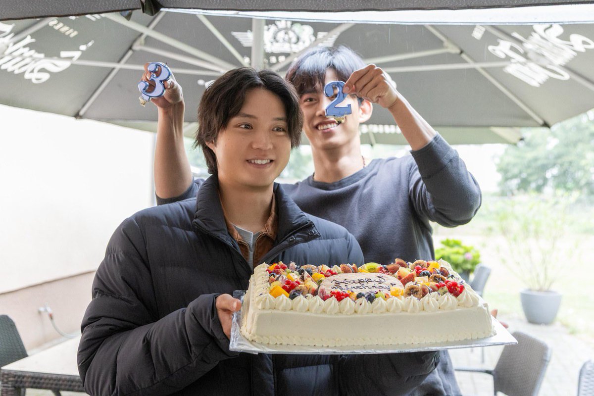 Team_Taec's tweet photo. 【netflixjp IG】

磯村勇斗×オク・テギョン W主演
Netflixシリーズ
『ソウルメイト』
本日、世界独占配信開始！

2人の絆を感じるオフショット公開📷

通訳兼アシスタントプロデューサー
李 胤英（い・ゆにょん） 

#ソウルメイト #イソテギョン
#Netflix #ネットフリックス

https://t.co/9W8F611sPN https://t.co/JBcokTFGTv