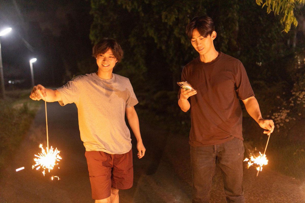 Team_Taec's tweet photo. 【netflixjp IG】

磯村勇斗×オク・テギョン W主演
Netflixシリーズ
『ソウルメイト』
本日、世界独占配信開始！

2人の絆を感じるオフショット公開📷

通訳兼アシスタントプロデューサー
李 胤英（い・ゆにょん） 

#ソウルメイト #イソテギョン
#Netflix #ネットフリックス

https://t.co/9W8F611sPN https://t.co/JBcokTFGTv