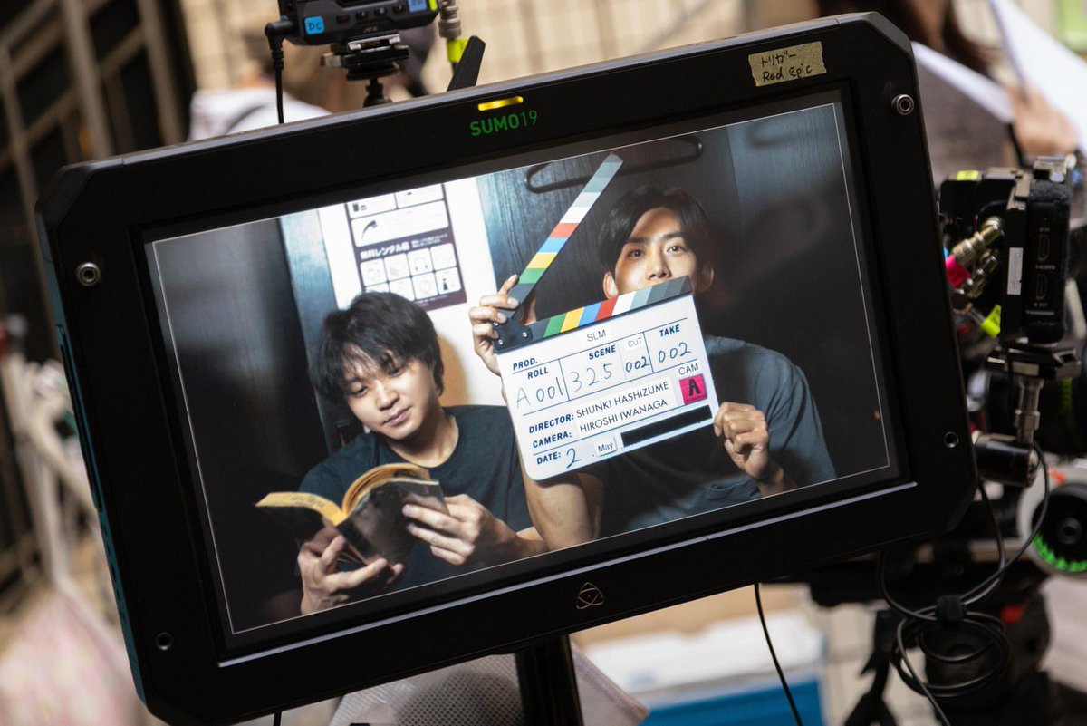 Team_Taec's tweet photo. 【netflixjp IG】

磯村勇斗×オク・テギョン W主演
Netflixシリーズ
『ソウルメイト』
本日、世界独占配信開始！

2人の絆を感じるオフショット公開📷

通訳兼アシスタントプロデューサー
李 胤英（い・ゆにょん） 

#ソウルメイト #イソテギョン
#Netflix #ネットフリックス

https://t.co/9W8F611sPN https://t.co/JBcokTFGTv