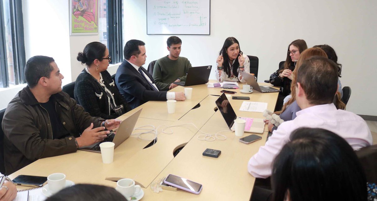 MintrabajoCol's tweet photo. La viceministra @sandramilemu lideró mesa de diálogo social con la Asociación Colombiana de Auxiliares de Vuelo y la Asociación de Pilotos de Avianca para abordar problemáticas del sector aeronáutico relacionadas con jornadas laborales, fatiga y garantías salariales. https://t.co/PwtWz6lSKE