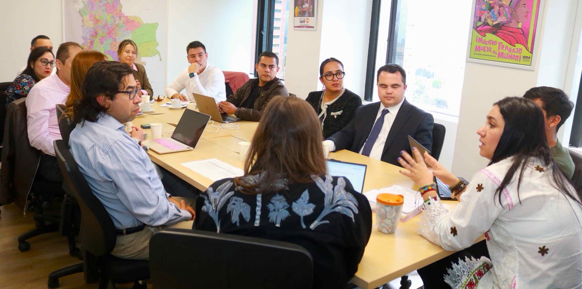 MintrabajoCol's tweet photo. La viceministra @sandramilemu lideró mesa de diálogo social con la Asociación Colombiana de Auxiliares de Vuelo y la Asociación de Pilotos de Avianca para abordar problemáticas del sector aeronáutico relacionadas con jornadas laborales, fatiga y garantías salariales. https://t.co/PwtWz6lSKE