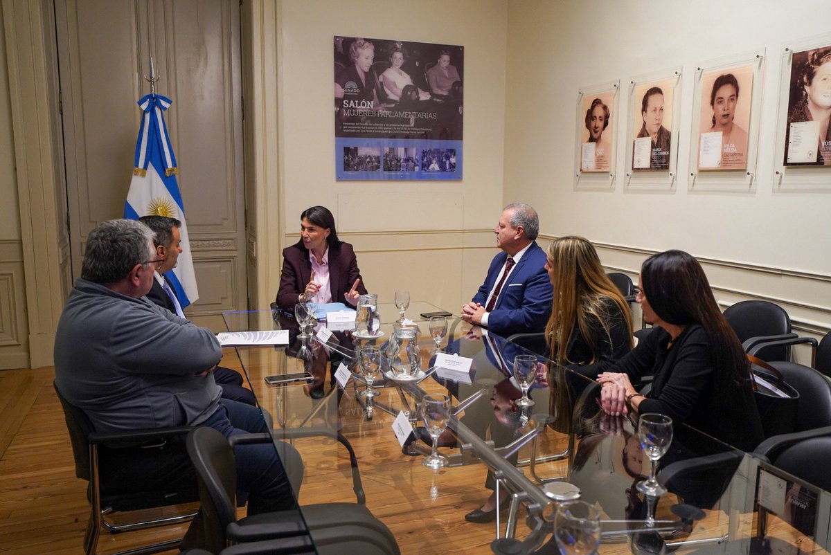julietacorroza's tweet photo. Hoy recibí en el Senado a los defensores del pueblo de Villa La Angostura, Neuquén, San Martín de los Andes y Centenario.

Creo profundamente en el valor del trabajo articulado entre instituciones y en el respeto entre los distintos poderes del Estado para construir mejores políticas públicas.

Cuando hay diálogo, responsabilidad y una mirada puesta en la gente, logramos que las soluciones lleguen más rápido y que a Neuquén le vaya cada día mejor.