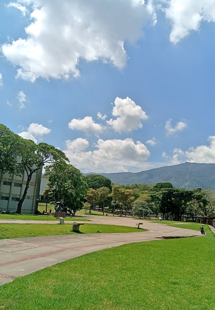 prats_khedouri's tweet photo. Este campus no es un lugar, es una visión. Como la luz reveroniana que no revela sino que transfigura

📷 UCV / CCS / 13 de mayo 2026 https://t.co/ICqFWjZeuZ