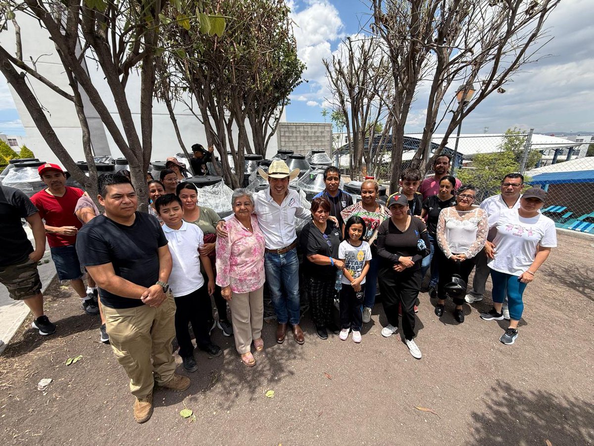 AlertaQro's tweet photo. 💧 Entrega alcalde de El Marqués 200 tinacos para el almacenamiento de agua en viviendas 🚰

🏘️👨‍👩‍👧‍👦 En esta entrega se benefició a 200 familias de 9 condominios del fraccionamiento Los Héroes 🪣

Revísalo 🏡 https://t.co/pacfLydh5F

#ElMarqués #Agua #Tinacos #Apoyos #Querétaro https://t.co/iQPqA8fpBw
