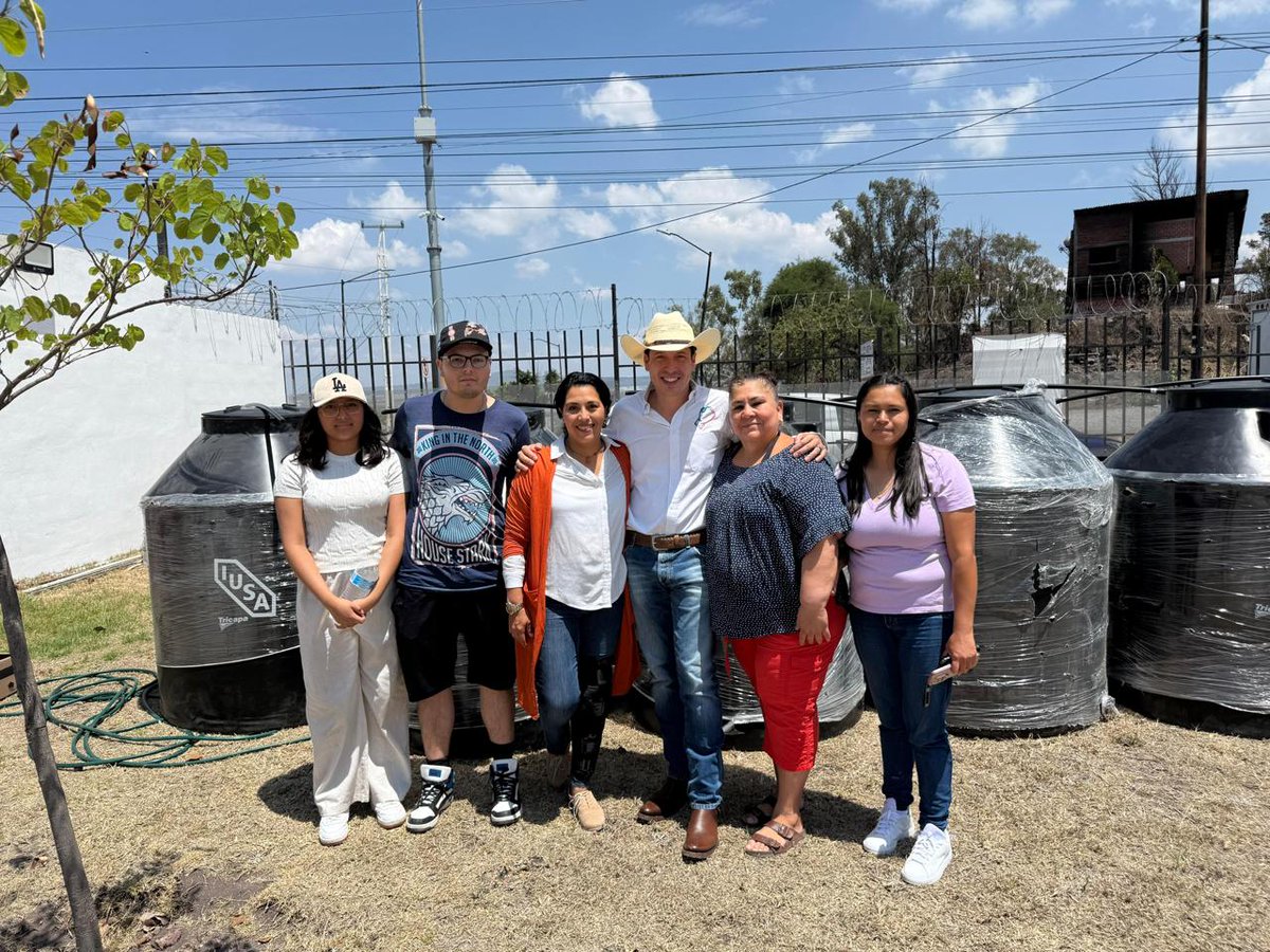 AlertaQro's tweet photo. 💧 Entrega alcalde de El Marqués 200 tinacos para el almacenamiento de agua en viviendas 🚰

🏘️👨‍👩‍👧‍👦 En esta entrega se benefició a 200 familias de 9 condominios del fraccionamiento Los Héroes 🪣

Revísalo 🏡 https://t.co/pacfLydh5F

#ElMarqués #Agua #Tinacos #Apoyos #Querétaro https://t.co/iQPqA8fpBw