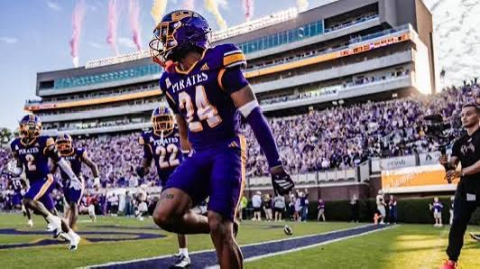 TaddrickGjr's tweet photo. Blessed to have Received an Offer from East Carolina University!!#Agtg 🟣⚪️🏴‍☠️@Coach_B_Harrell @CoachT_Will @coachsotoj @ECUPiratesFB @dfhsfootball @RecruitDF_ @CoachCainFB @ChadSimmons_ @TomLoy247 @GregBiggins @GregSmithRivals @FriedmanAdamm @adamgorney @AnnaH247 @CharlesPower @samspiegs @Andy_Villamarzo @Andrew_Ivins @benjaminwolk @Rivals @247Sports @CoachGWright