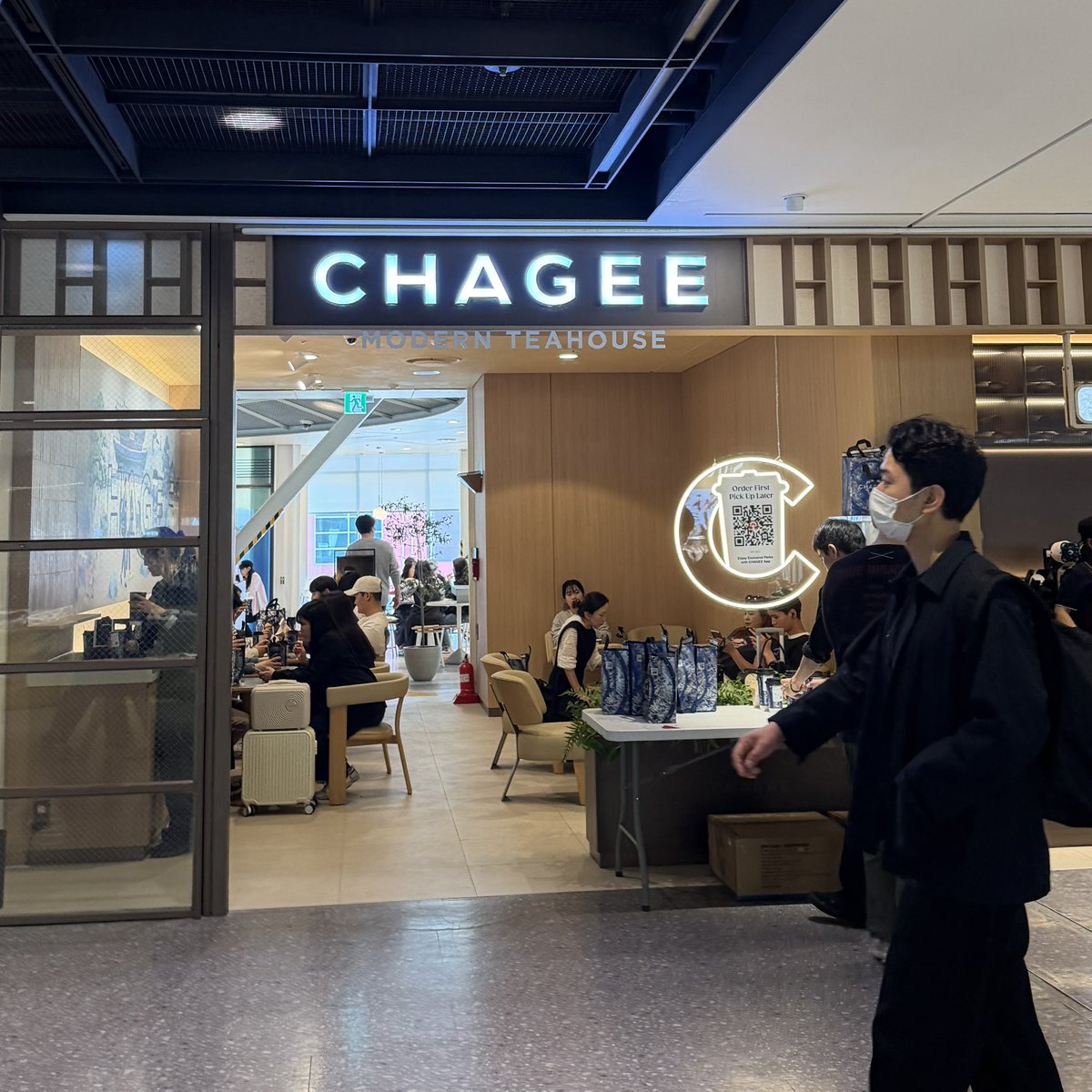 jongkg7's tweet photo. 韓国ソウル・ヨンサン駅で話題のミルクティー店「CHAGEE」へ。

お昼過ぎに行くと、まさかの店頭注文ストップ。  
アプリ注文まで停止していて、スタッフさんに聞くと「現在500人待ち」とのこと。

お店自体は混雑してなくて、ほとんどがテイクアウト需要。  
CHAGEE人気の凄さを改めて実感しました。 https://t.co/KcWKd9YceJ