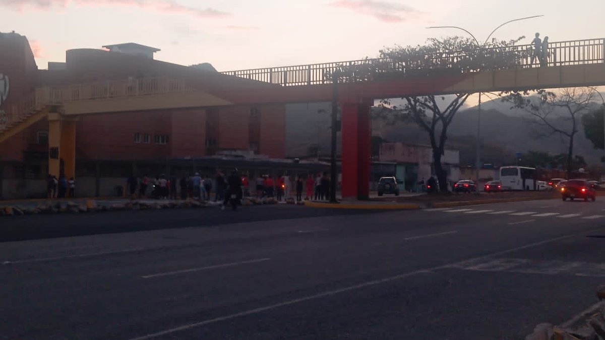 QPEV_'s tweet photo. #PulsoRegional A partir de las 6:50 pm de este miércoles #13Mayo vecinos de Caña de Azúcar y El Limón mantienen cerrada la Av. Universidad del municipio Mario Briceño Iragorry en el estado #Aragua como medida de protesta por cortes eléctricos que superan las 12 horas en la zona @sdjmarcos 📸  Cortesía