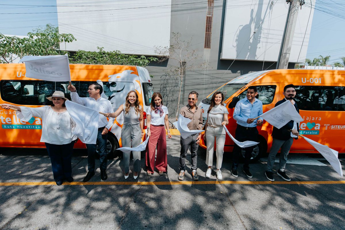 GuadalajaraGob's tweet photo. Con Guadalajara te lleva, conectamos a la comunidad de la Barranca de Huentitán. 🚌🧡

Junto con el @GobiernoJalisco y el @SITEURJAL , nuestra presidenta @VeroDelgadilloG dio arranque al sistema de transporte público, gratuito y de calidad para conectar a las vecinas y vecinos de 15 colonias de la zona.