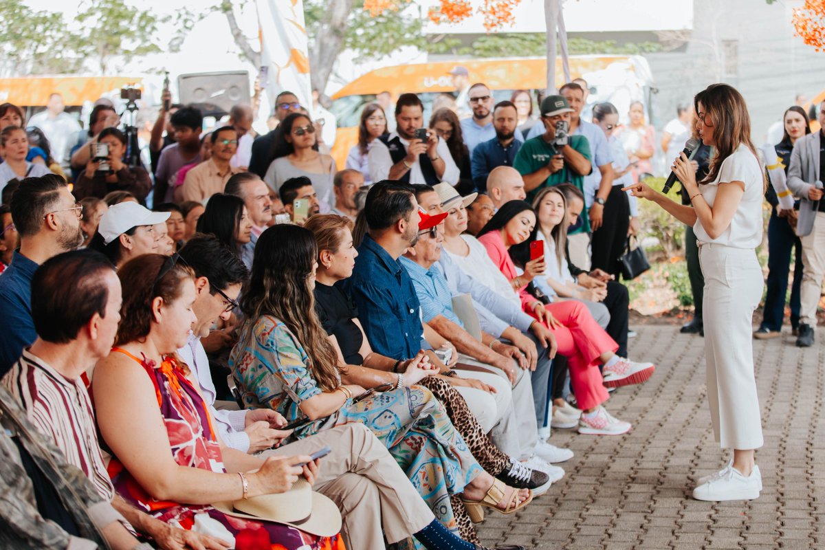 GuadalajaraGob's tweet photo. Con Guadalajara te lleva, conectamos a la comunidad de la Barranca de Huentitán. 🚌🧡

Junto con el @GobiernoJalisco y el @SITEURJAL , nuestra presidenta @VeroDelgadilloG dio arranque al sistema de transporte público, gratuito y de calidad para conectar a las vecinas y vecinos de 15 colonias de la zona.