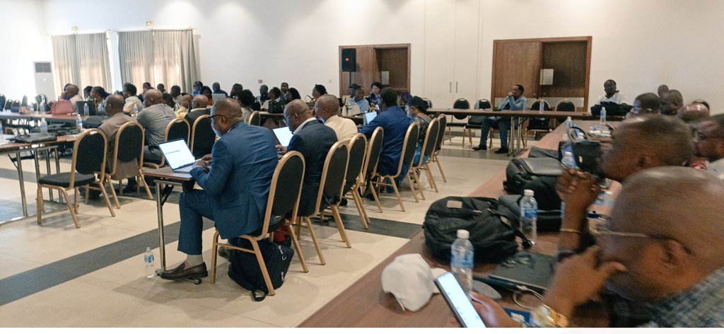 YMienambolo's tweet photo. 🇨🇩RDC‼️ Polio‼️

Le Dr Colard MADIKA KASONGO, Coordonnateur du Comité des opérations d’urgences #POLIO (COUP), a présidé ce mercredi 13 avril 2026, au pullman hôtel, la réunion d’évaluation et de débriefing de la campagne de #vaccination contre la polio d'avril 2026.
@OMSRDCONGO https://t.co/B4aaN7Kh3A