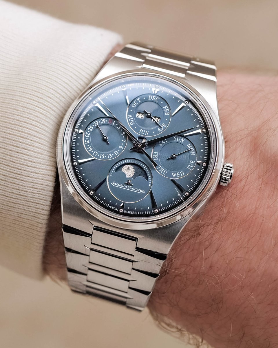 baldassarreted's tweet photo. Jaeger-LeCoultre Master Control Chronometre Collection: What You Need to Know

Learn more here: https://t.co/7Le87P2Y6b

New movements, a new bracelet design, and the debut of Jaeger-LeCoultre’s new HPG certification standard mark a major evolution for the Master Control lineup. https://t.co/YwSo19B2gf
