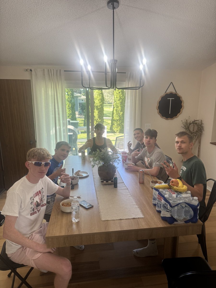 TrendeTrevor's tweet photo. Pasta night and some euchre at Coach Trendes before the SQM tomorrow afternoon💪🏻🦁 https://t.co/0LLW77pWll