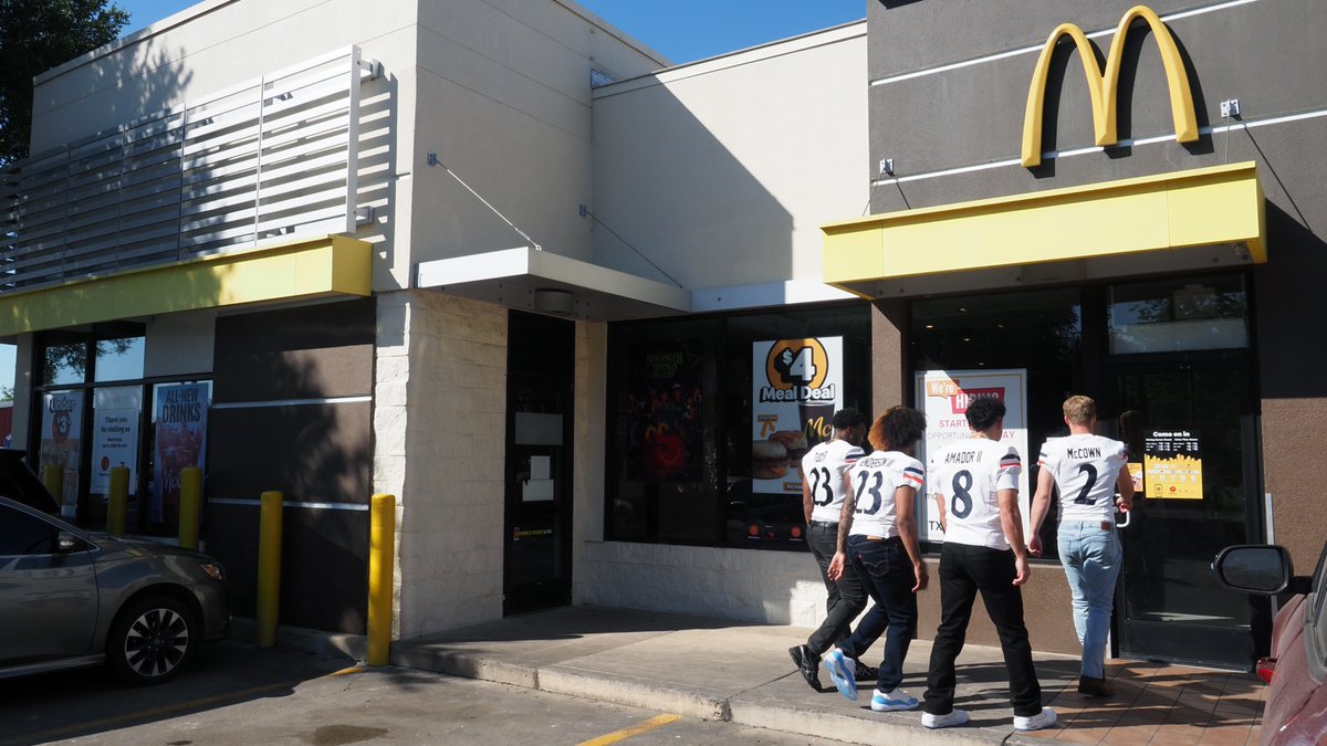 RunnersUnited_'s tweet photo. Behind the scenes with Mendoza-Pacheco Family McDonald's today 👀🍟

#BirdsUp 🤙 #LetsGo210 https://t.co/rEN8aYX97P