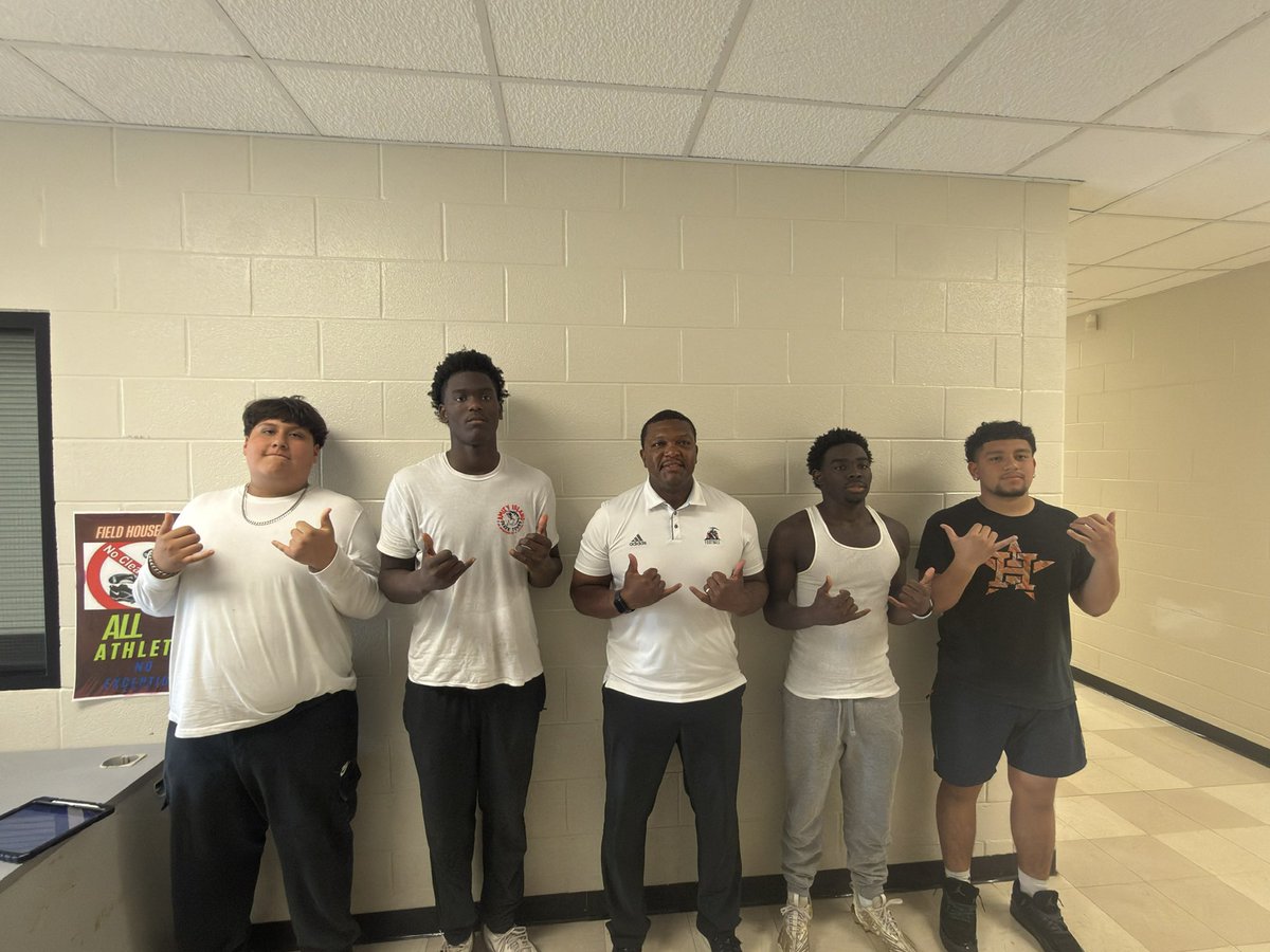 imthatguy1995's tweet photo. Thank you to The University of Texas at El Paso for coming out and speaking to the Chavez Lobos Football Team about what it takes to reach the next level. We appreciate the guidance, knowledge, and encouragement you shared with our student athletes as they continue grinding. https://t.co/nXEq5ZT7gy